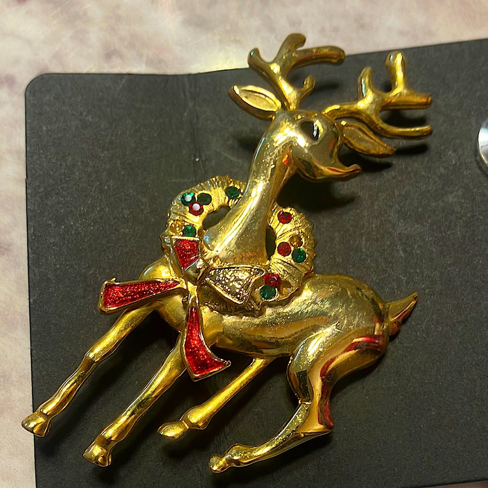 Christmas Pin in Excellent PreOwned Condition Sparkles